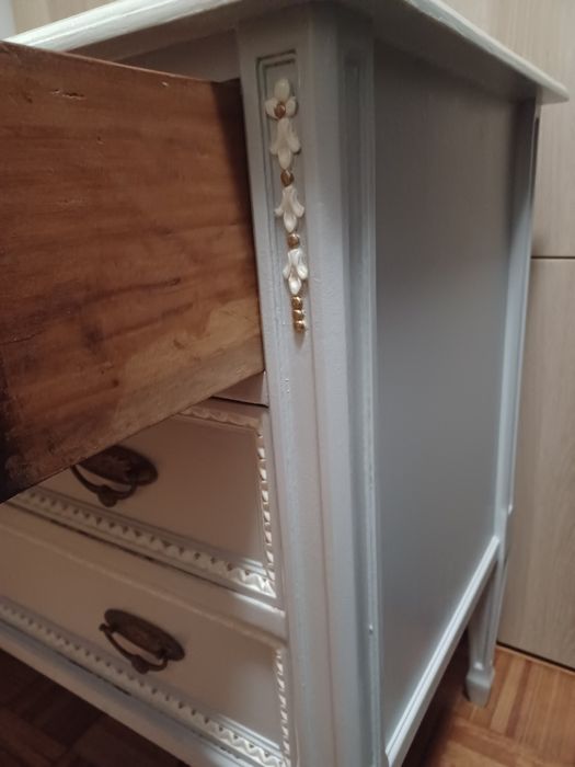 Comoda maciça e lacada