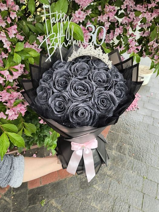 Bukiet róż czarnych  z brokatem ze wstążki. Wieczne róże. Dzień mamy