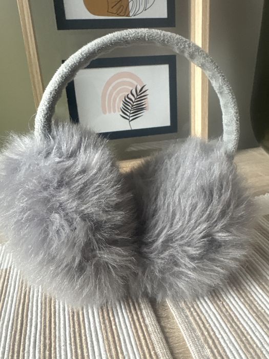 Szare puchate nauszniki z Zara