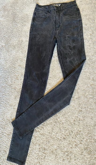 Czarne rurki wysoki stan