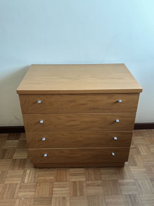 Comóda em madeira maciça