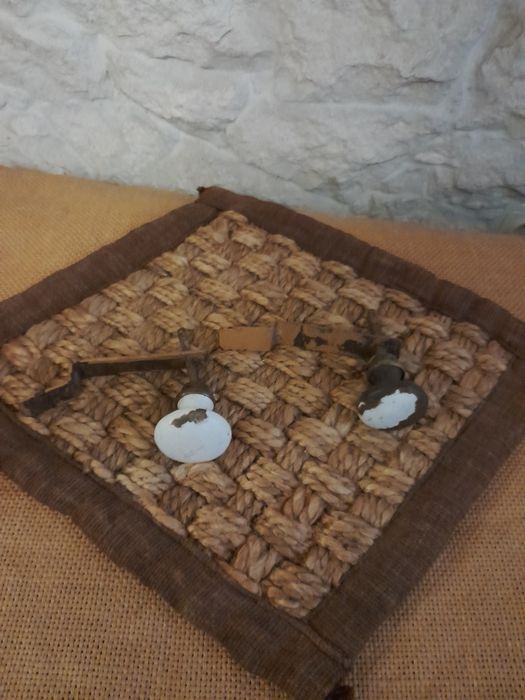 Duas macanetas antigas, de porta ,em ferro esmaltadas.