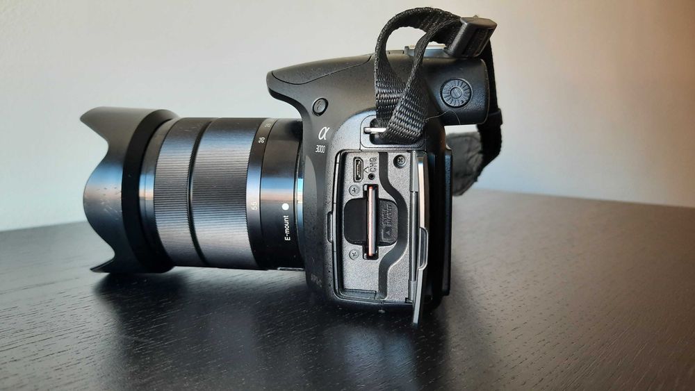 Conjunto Câmara Fotográfica Sony a3000 (ILCE-3000K) + Bolsa Sony