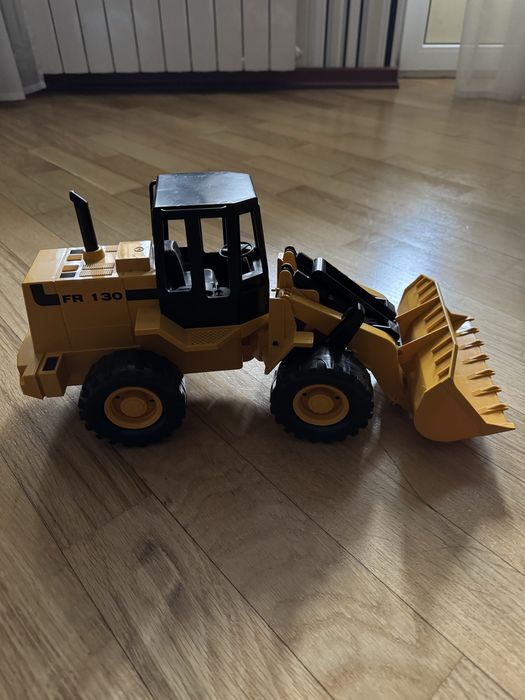 Продам іграшковий фронтальний навантажувач Bruder FR 130, б/у.