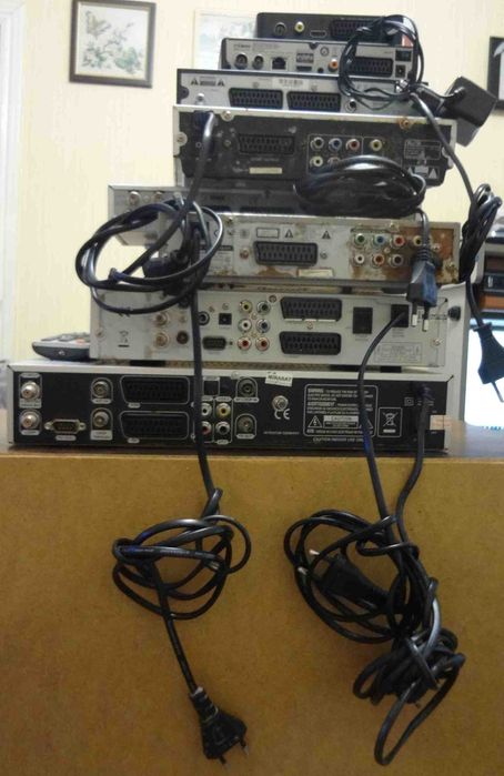 Спутниковые ресиверы, тюнера, DVD, 8 штук