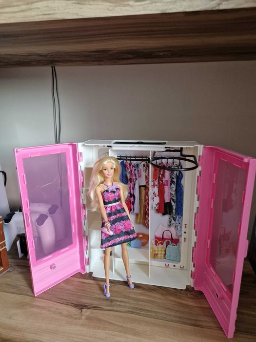 Sprzedam szafę barbie, akcesoria i lalki.