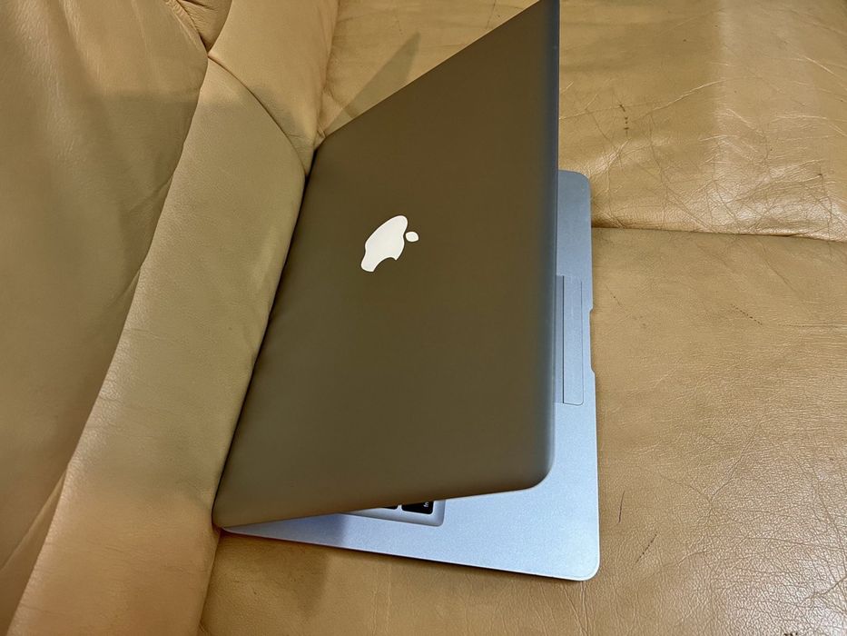 Макбук ейр 2009 року