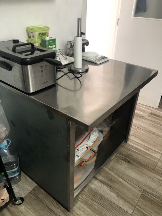 Mesa inox, usada para trabalhos de cozinha