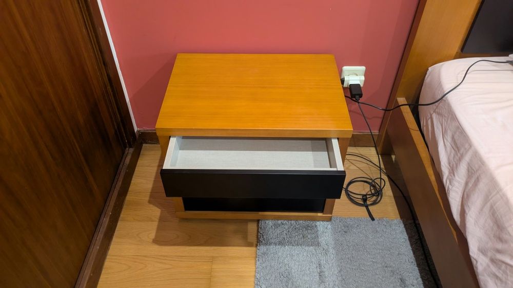 Mobília de quarto - Cama 140x190, cómoda e mesinha cabeceira