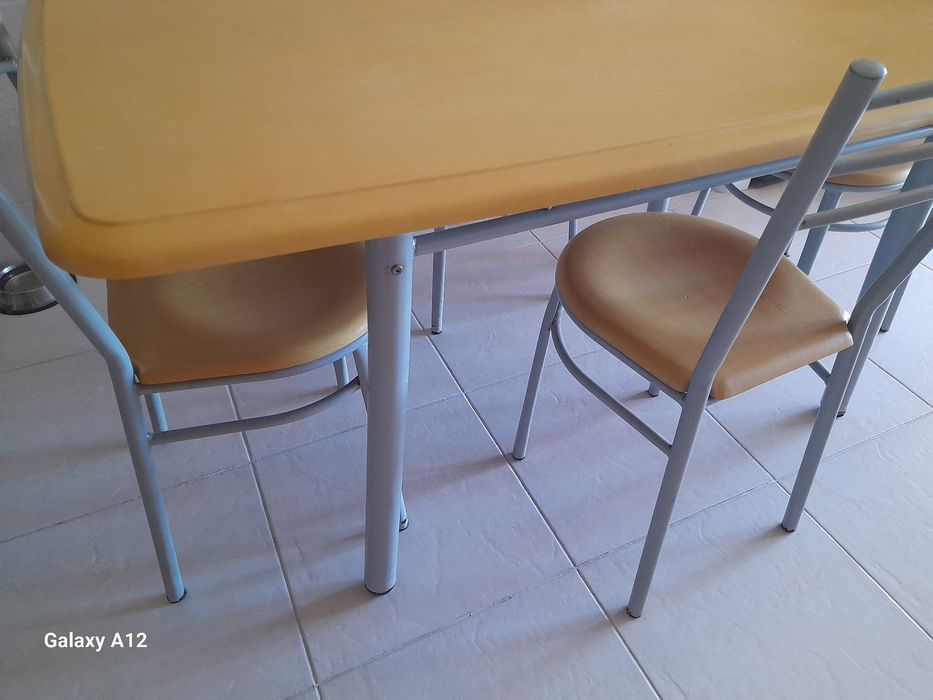 Mesa de cozinha com 4 cadeiras