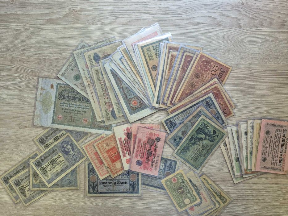 Duża ilość banknotów w koszulkach ponad 70 sztuk