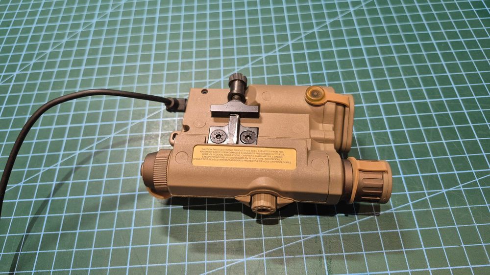 AN PEQ, latarka, laser zielony, laser IR