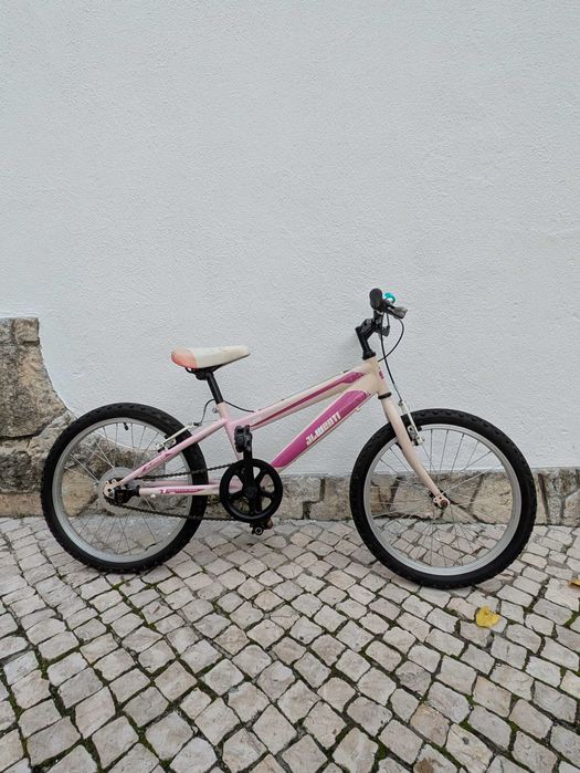 Bicicleta infantil cor-de-rosa