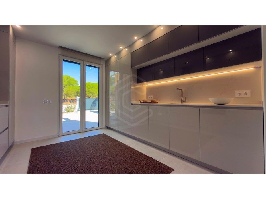 Moradia T3 de Design Moderno e Funcional em Empreendimento de Luxo ...