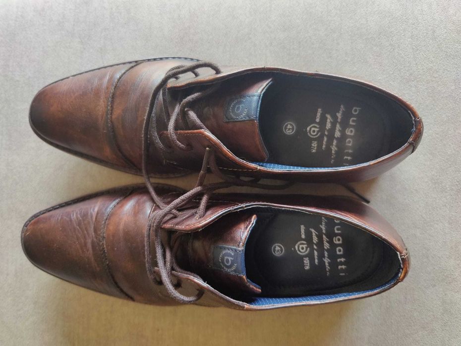 Sapatos Bugatti tam. 43 em excelente estado