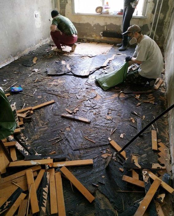 Демонтаж паркету, стяжки, плитки, штукатурки, стін. Вивезення сміття.