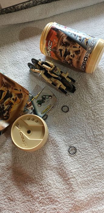 LEGO Technic e LEGO Bionicle, lançadas no início dos anos 2000.