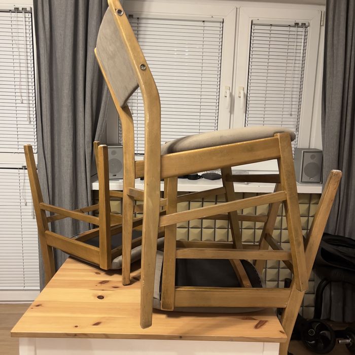 komplet krzeseł + 2 x pufy