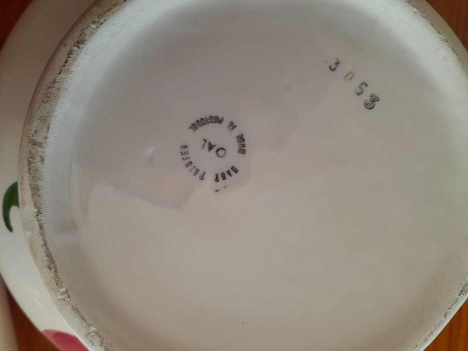 Louças .Terrina antiga pintada a mão