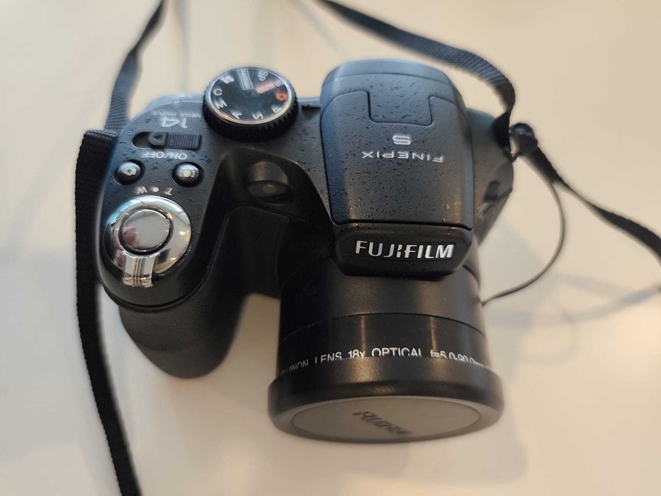 Câmara digital Fujifilm FinePix S2980, em ótimo estado, com bolsa de transporte incluída.