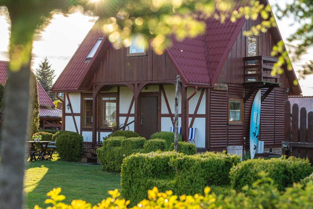 Nad jeziorem, blisko morza. Dom wakacyjny z dużą działką i jacuzzi