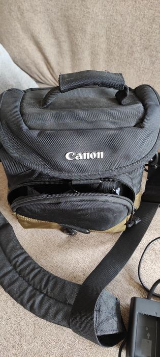 Máquina fotográfica Canon 750D com tripé