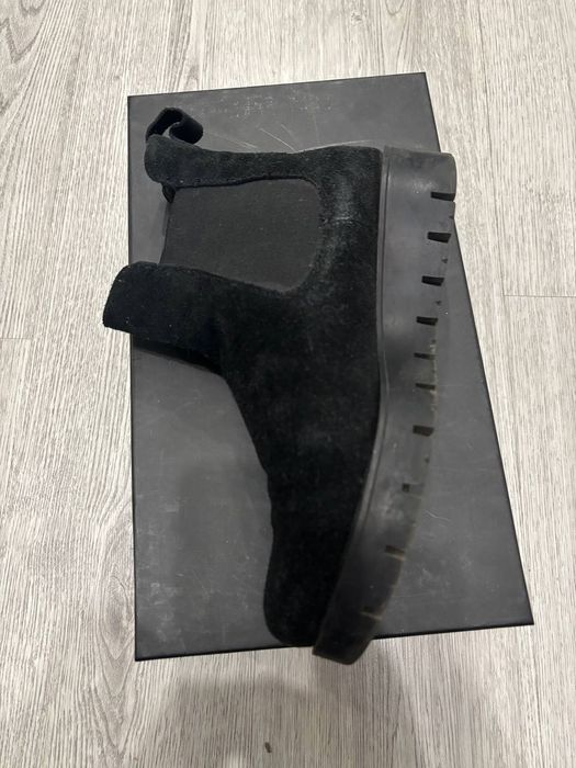 Жіночі ботинки модель челсі
натуральна шкіра- замша., 
стан відмінний