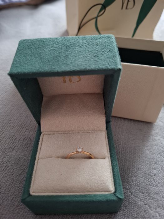 Pierścionek z diamentem