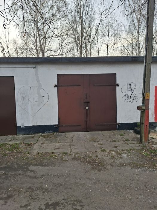 Sprzedam duży garaż murowany 24m.Piotrkow Tryb.ul.CZARNA