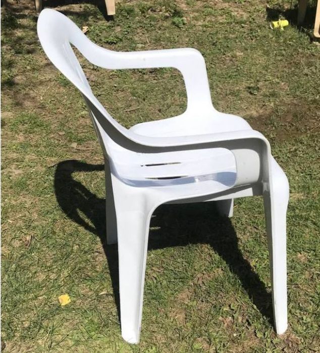 Пластикові стільці