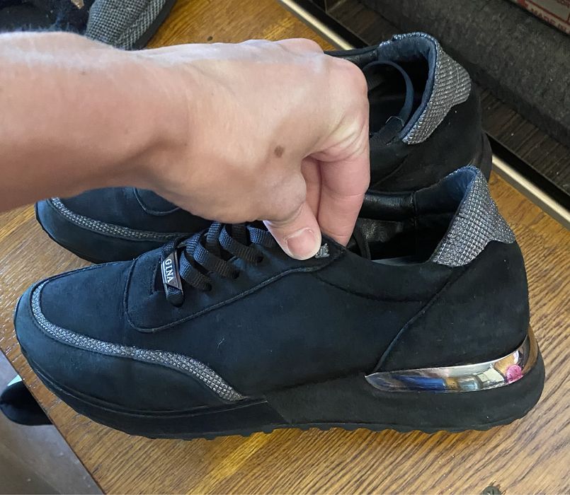 Кросівки жіночі