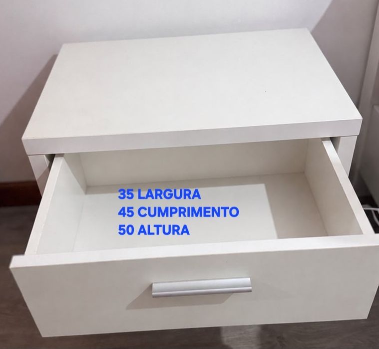 Cama casal com elementos