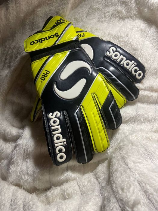 Перчатки футбольні