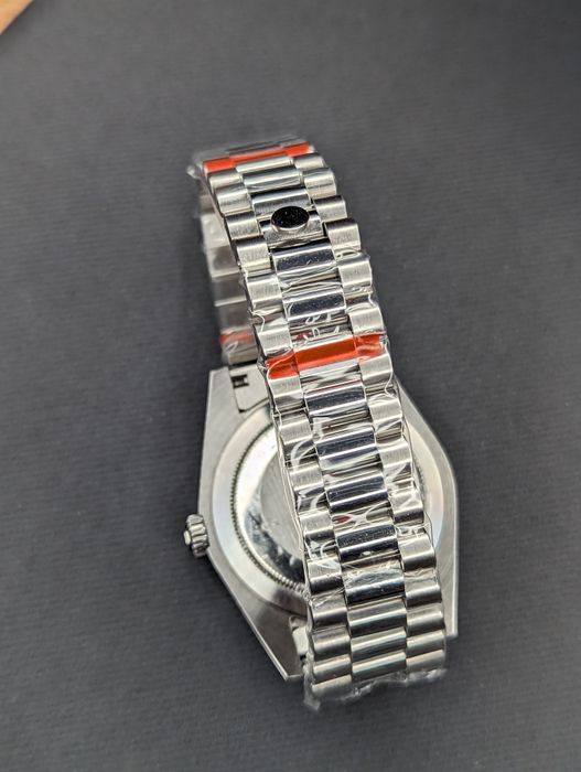 Piękny grafitowy Seiko mod z nakładanymi indeksami niebieski akcent