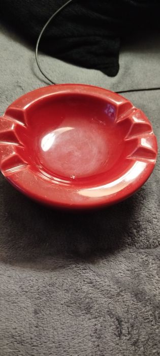 Cinzeiro antigo. Bordô