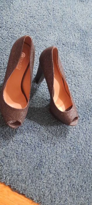 Sapatos de salto brilhante