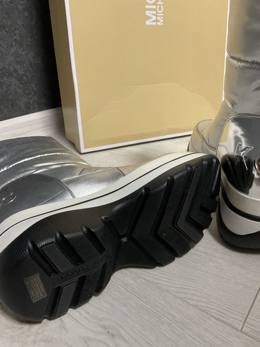 Зимние сапоги дутики Michael Kors 38р: 3 500 грн. - Дутики Нежин