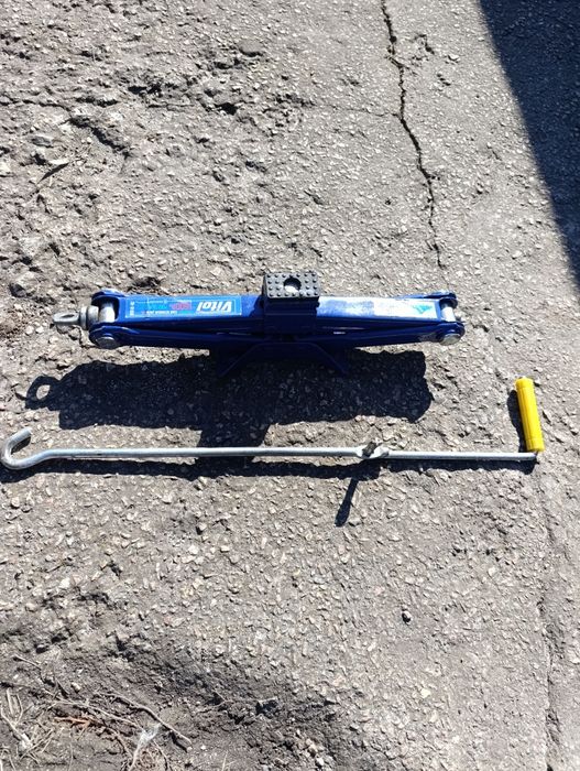 Продается домкрат Vitol