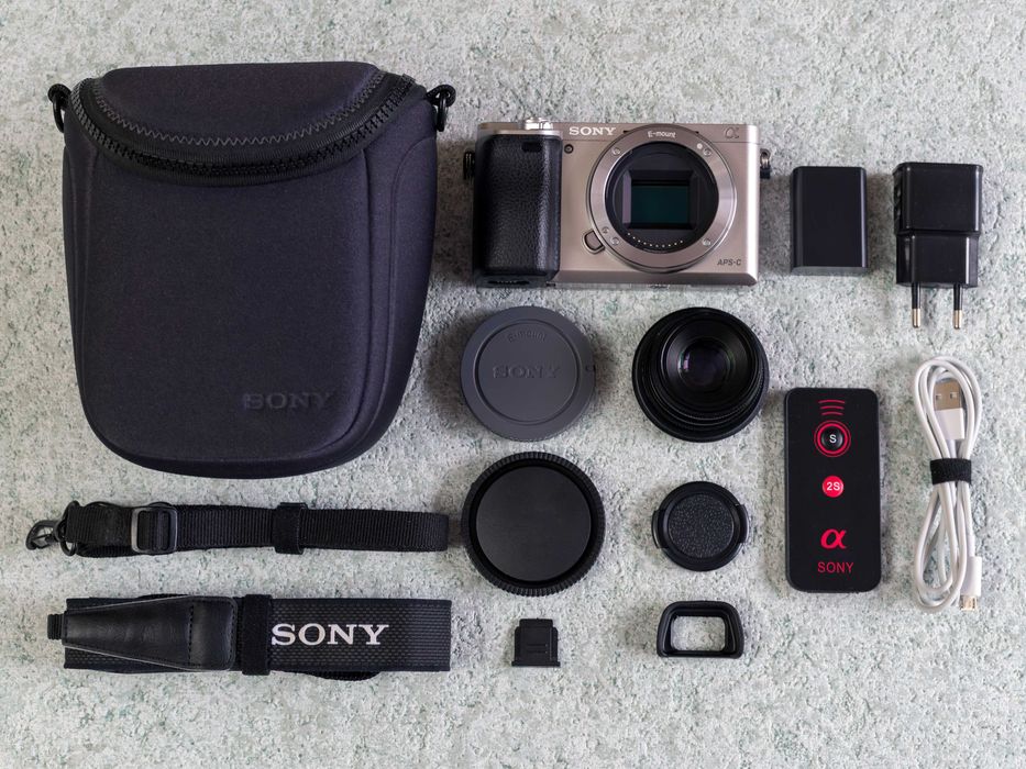 SONY Alpha a6000 + объектив f/1.6 35mm • APS-C 24,3 Мп • Wi-Fi • NFC