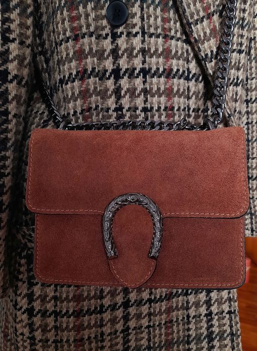 Mala castanha, em camurça genuína. Feita em Itália.