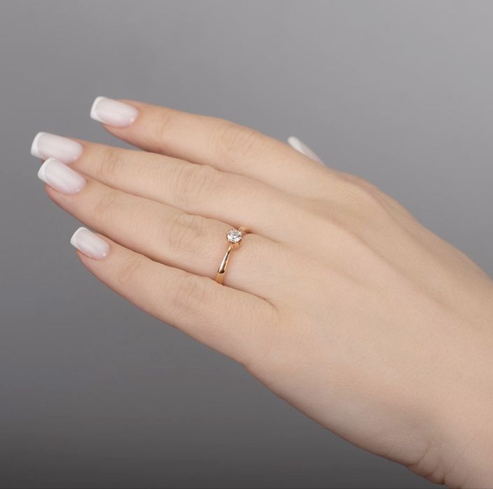 золота каблучка з діамантом