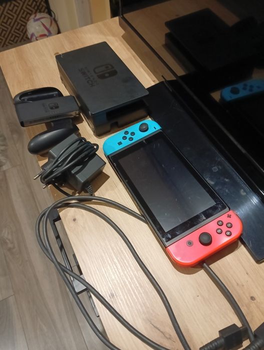Gra Nintendo Switch V2 mało używana +2gry  w cenie