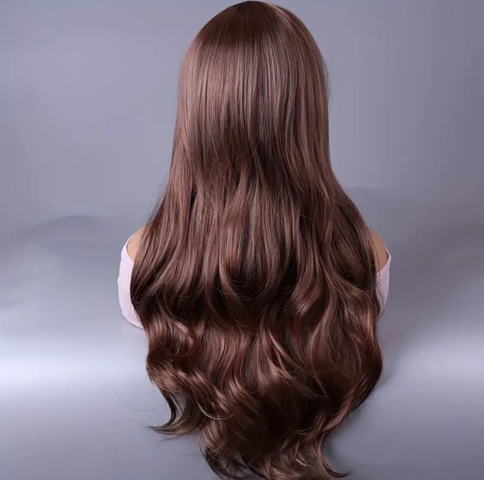 Peruca encaracolada longa com franja.
Nova.