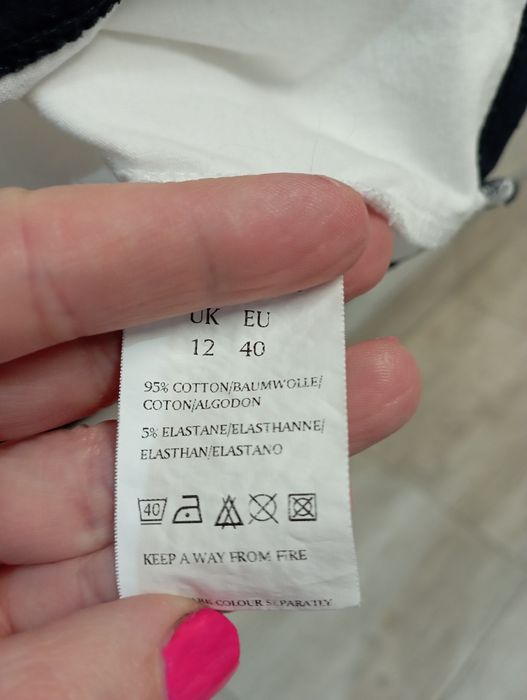Sukienka marynarska ze złotymi guzikami
