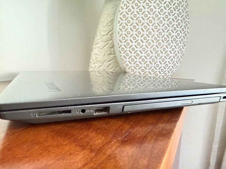 Lenovo V330|15.6"FulHD|i3-8100u a 2.2Ghz|12Gb Ram|Ssd 256Gb|Bateria 2H