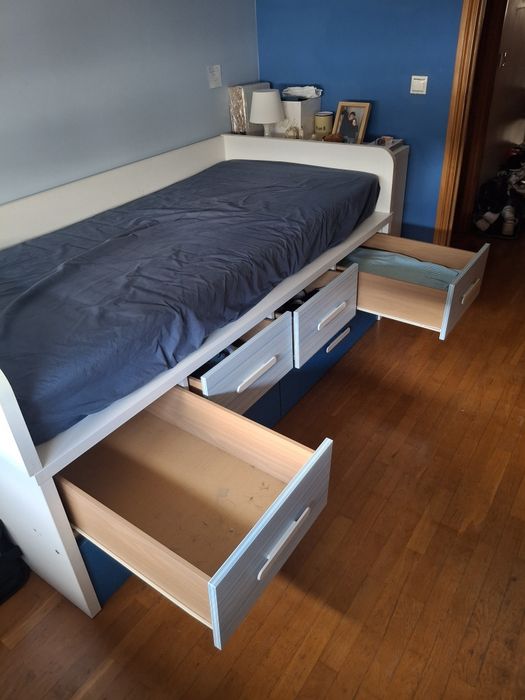 Cama solteiro com arrumação