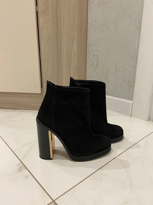 Взуття жіноче на високому стійкому каблуці