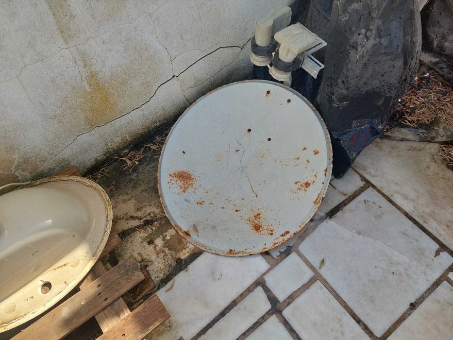 lavatórios e sanitas usados