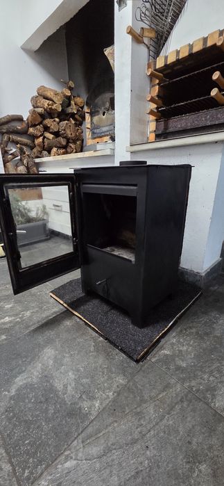 Salamandra a lenha usada em excelentes condições