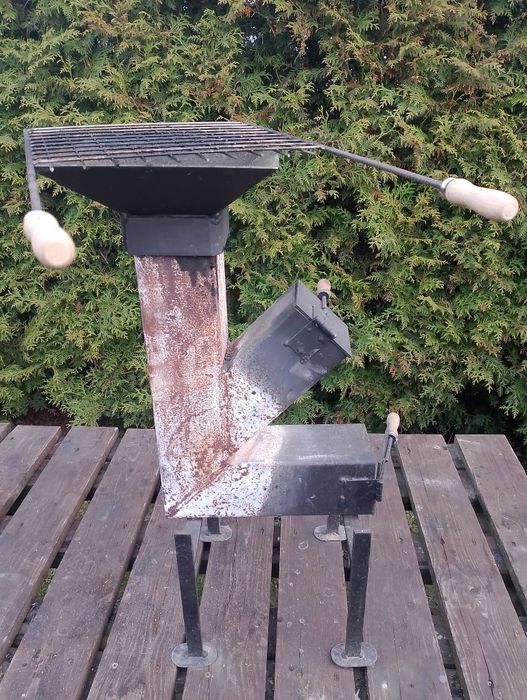 Piec rakietowy z rusztem